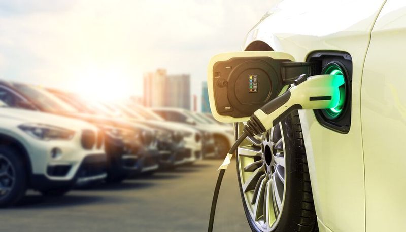 This article explians the 5 electric car types. (©Nischaporn - stock.adobe.com)
