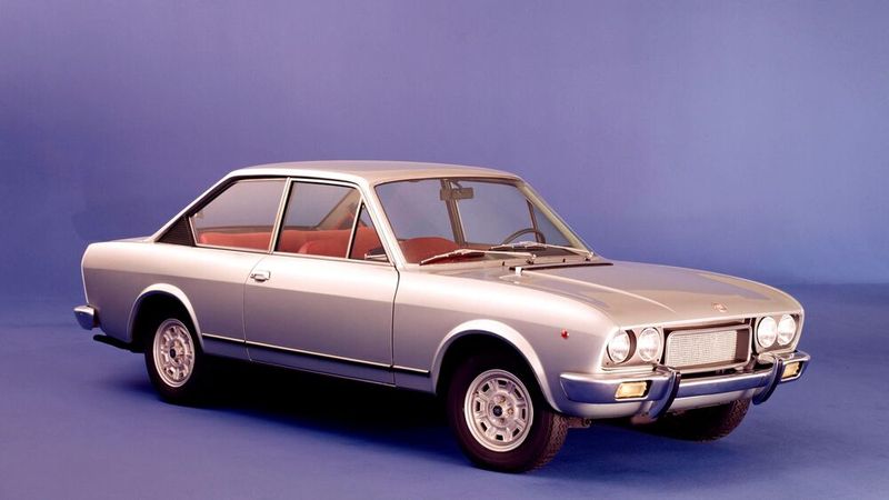 Formvollendete italienische Alternative zu Opel Manta und Ford Capri: Im Frühjahr 1969 bekam das Coupé eine geänderte Frontpartie mit Doppelscheinwerfern, die formal dem Fiat Dino Coupé angeglichen wurde. Auch die Rücklichter wurden verändert. Hinzu kam eine zweite Motorenvariante mit 1608 cm³ und 110 PS (81 kW). Im Sommer 1972 folgte eine weitere Überarbeitung der Front- und Heckpartie. Als neue Motoren standen die des neuen Fiat 132 mit 1592 cm³/110 PS und 1756 cm³/118 PS zur Wah. Das Coupé blieb bis 1975 im Vertrieb. (Bild: Fiat)