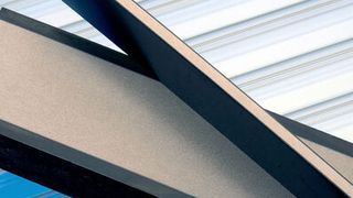 Der neuartige Stahl Tri-Bond ist hochfest, nimmt jedoch im Falle eines Crashs mehr Energie auf als Werkstoffe gleicher Festigkeit. (Bild: ThyssenKrupp Steel Europe)