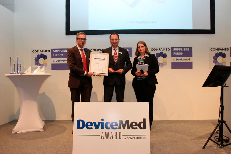 Den Devicemed-Award zur Compamed 2015 in der Kategorie Produkte erhält die Mechatronic AG aus Darmstadt, zusammen mit ihrem Entwikcklungspartner Balda Medical. Thomas Ullmann, Sprecher des Vorstands von Mechatronic, nimmt den Preis entgegen. (Bild: Ziener)