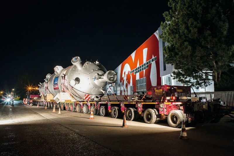 Transporting the shift reactor presented special challenges: The difference between the height of the transport and the clearance of the lowest autobahn tunnel is just 5 cm. (Kremsmüller)