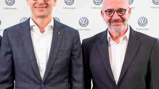Ralf Brandstätter (li.), CEO der Marke Volkswagen, und Gesamtbetriebsratschef Bernd Osterloh stimmten die Belegschaft auf einen noch härteren Sparkurs ein. (Bild: Volkswagen)