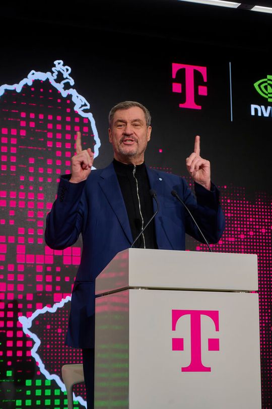 "Wir sehen durch die KI-Fabrik eine Steigerung der KI-Rechenkapazität auf einen Schlag um 50 Prozent. Das ist ein Quantensprung. Wir können aufholen in Deutschland“, sagt Bayerns Ministerpräsident Markus Söder. (Bild:  Deutsche Telekom AG / Cindy Albrecht / Robert Dieth)