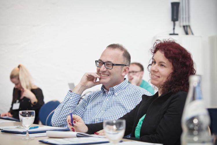 Neben vielen Anregungen für die Händler regten die Referenten auch den Humor der Teilnehmer an. (Foto: Bausewein)