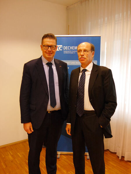 Klaus Schäfer (li.) von Covestro übernimmt den Dechema-Vorsitz von Rainer Diercks. (Covestro)