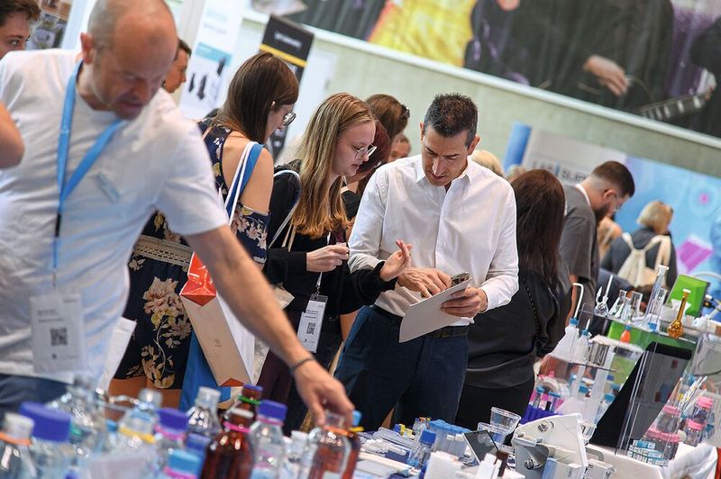 So kamen Besucher und Aussteller schnell zusammen und vertieften sich in Gespräche.   Mehr Infos zu den kommenden LAB-SUPPLY-Messen finden Sie auf www.lab-supply.info (Bild: Stefan Stark)