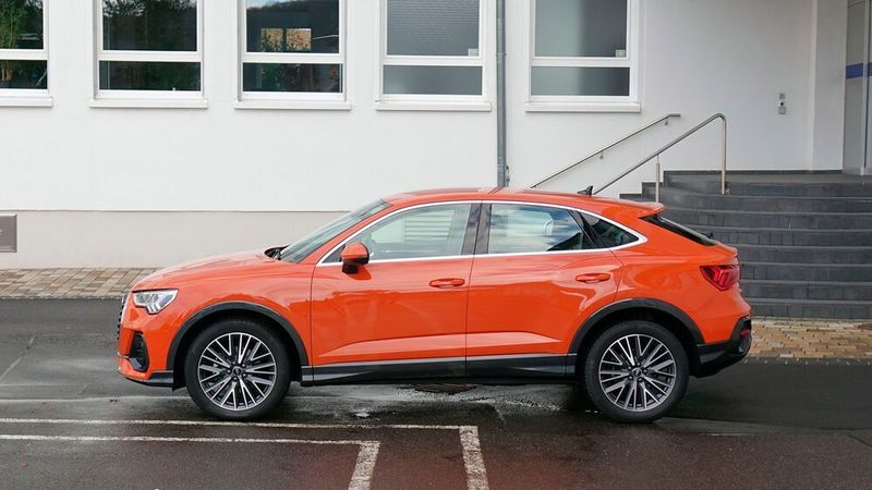 Vom Q3 unterscheidet sich der Sportback in erster Linie durch die flacher abfallende Heckpartie. (Rosenow/»kfz-betrieb«)