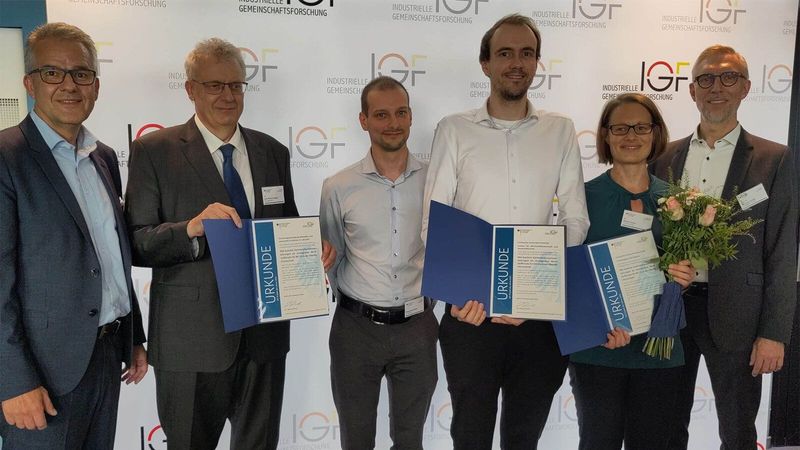 Die am Projekt Beteiligten des IKTS und der TU Chemnitz wurden mit dem Award „IGF-Preis des Jahres 2026“ ausgezeichnet (v. l. n. r.): Jens Jerzembeck, Geschäftsführer der Forschungsvereinigung Schweißen und verwandte Verfahren e. V. des DVS, Dr. Lutz-Michael Berger (IKTS), Maximilian Grimm (TU Chemnitz), Lukas Tegelkamp (TU Chemnitz), Dr. Susan Conze (IKTS) und Prof. Dr. Thomas Lampke (TU Chemnitz).(Bild:  TU Chemnitz)