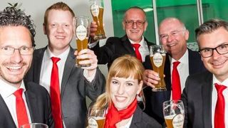 So feiern Titelverteidiger: Die Fahrzeugwerke Lueg AG hat sich mit dem Standort Essen in diesem Jahr nach 2013 zum zweiten Mal den Vertriebs Award geholt. (Foto: Bausewein)