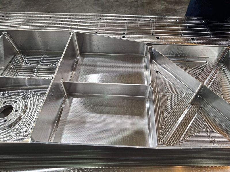 Die ins Aluminium gefrästen Taschen sind bis zu 137 mm tief und haben teilweise sehr dünne, mitunter auch schräge Wände. Rechte Winkel sind am gesamten Bauteil eher die Ausnahme. (Bild: Mapal)