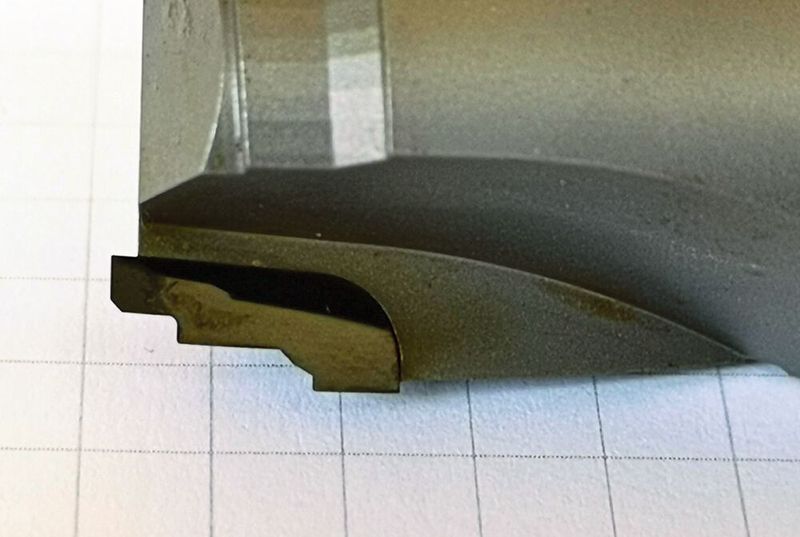 Fräswerkzeug aus Hartmetall mit einer Schneide aus polykristallinem Diamant (PKD), die mit dem LMJ-Verfahren genau auf die gewünschte Geometrie zugeschnitten wurde. (Bild: Vollrath)