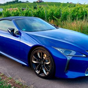 1. Das Design: Gerade Stoffdach-Cabriolets büßen mit geschlossenem Dach oftmals an Eleganz ein. Nicht so das Lexus LC Cabriolet. Es ist nicht nur mit offenem Verdeck ein echter Hingucker. Auch wenn das Modell mit seiner ausgeprägten Linienführung mittlerweile seit vier Jahren auf dem Markt ist, wirkt es immer noch fast so futuristisch wie ein Konzeptauto. (Bild:  Mauritz – VCG)