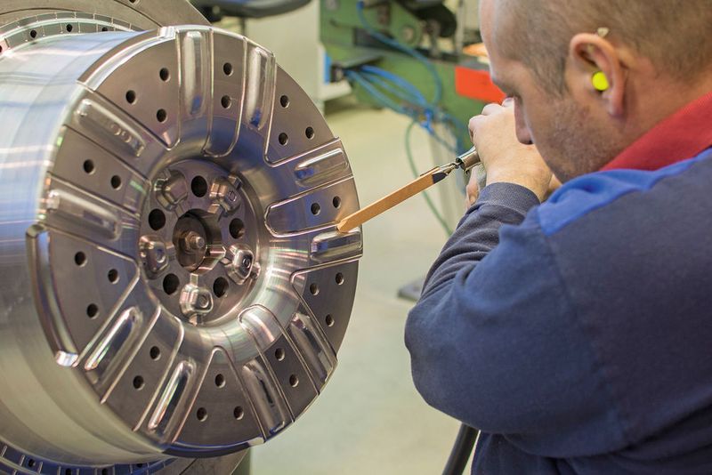 Manuelle Nacharbeiten runden das ganzheitliche Leistungsspektrum bei Alron ab. (Bild: DMG Mori)