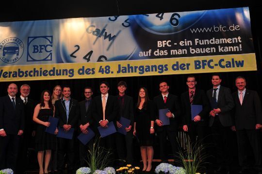 Natürlich kamen auch die Absolventen aus der Klasse 48c auf die Bühne. (Büttner)