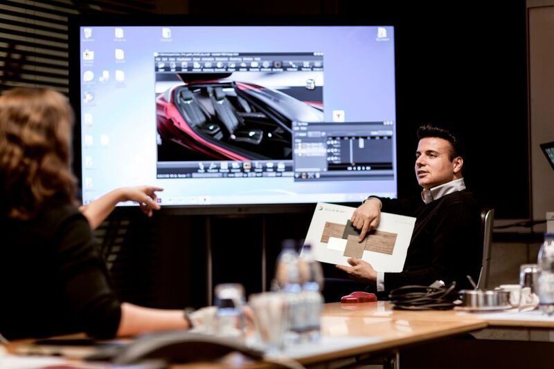 Nunzio La Vecchia, Chief Technology Officer und Testfahrer, im Gespräch mit den Designern. (Bild: Nano Flowcell)