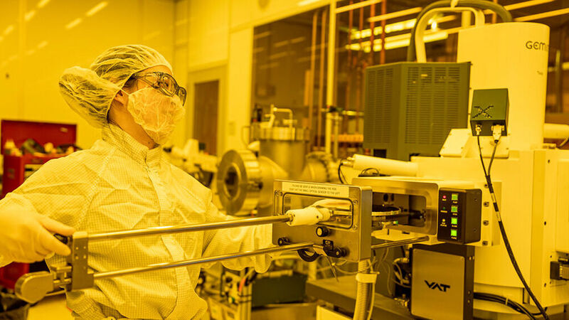 Bild 2: Beihang Yu präpariert Siliziumwafer für eine Inspektion in der Nanoherstellungsanlage der Molecular Foundry