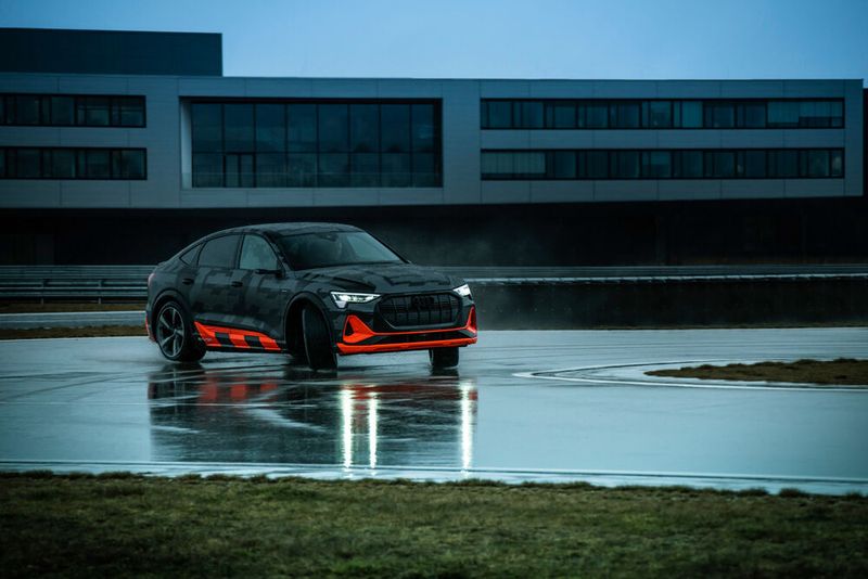 Der Mensch am Steuer bekommt vom Treiben seines elektronischen Bordingenieurs nichts mit. Selbst erleben lässt sich die Fahrt vermutlich ab Frühsommer. Zu welchem Preis ist derzeit noch offen. (Bild: Audi)