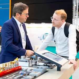 Professional exchange and expertise at Moulding Expo: Industry representatives discuss solutions in tool construction and mould making.(Source:  Messe Stuttgart)