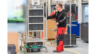 Auf Knopfdruck transportieren fahrerlose Transportfahrzeuge Material von der Fertigungsbereitstellung zum Arbeitsplatz. (Bild: Bopla Gehaeuse Systeme)