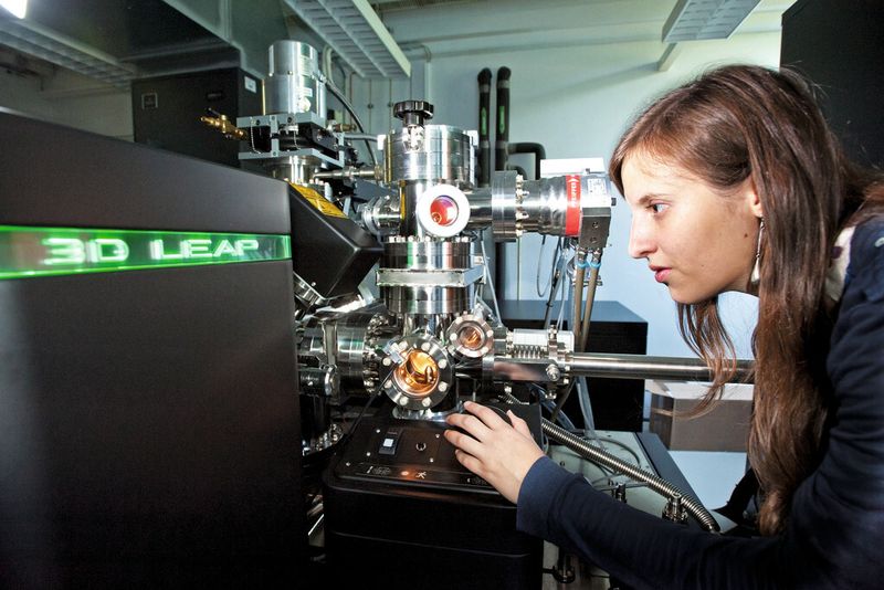 Mit der Atomsonden-Tomografie können Forscher in das Innere von Materialien blicken und ihre Strukturen auf atomarer Ebene analysieren. (Bild: Dietze)