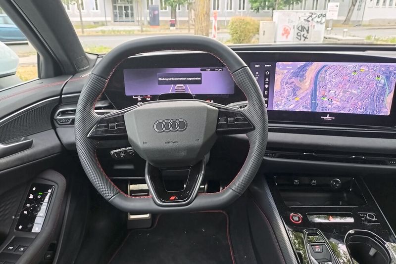 Beim A5 setzt Audi noch stark auf eine Nutzerführung über den zentralen Bildschirm. Echte Taster gibt es kaum. (Bild: Sven Prawitz/Vogel Communications Group)
