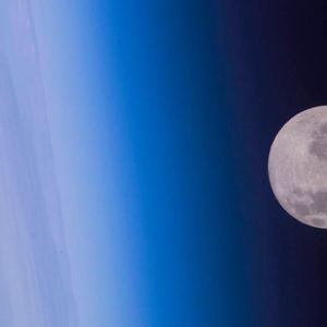 Horizont der Erde und Vollmond: Ab 2019 gibt es auch für Privatpersonen einen Paketdienst zum Mond(Bild:  Nasa)