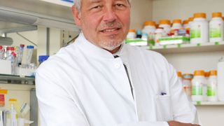 Thomas Bosch, Evolutionsbiologe an der Kieler Universität (Bild: Claudia Eulitz/CAU)