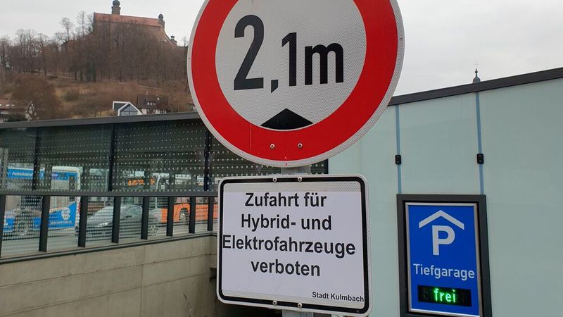 Stromerverbot in der Tiefgarage von Kulmbach. (Bild: Michael Möschel)