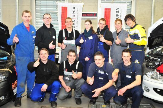 Die elf Teilnehmer des Sechs-Länder-Cup im schweizerischen Lenzburg. Diesmal war auch eine Frau unter den jungen Auto-Experten. (Archiv: Vogel Business Media)