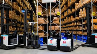 Beim Materialfluss im Lager setzt Helly Hansen auf Unicarriers. (Uni Carriers)