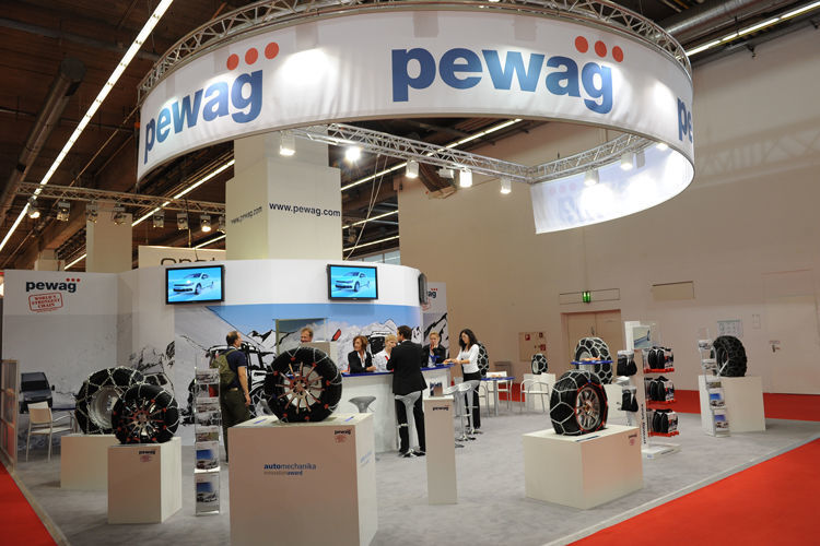 Ebenfalls 2010 zählte die Pewag Schneeketten GmbH zu den Preisträgern. Die ausgezeichnete Kette wird mit Hilfe eines elastischen Expanders einfach von vorne über das Rad gezogen. Beim Anfahren spannt sich die Kette selbsttätig. (»kfz-betrieb«)