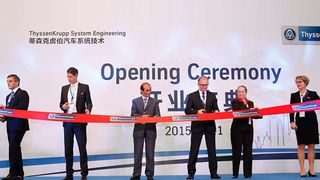 Michael Menneking, COO von ThyssenKrupp System Engineering (Shanghai), Henrik König, CEO von ThyssenKrupp System Engineering (Shanghai), Wu Guohua von Huiyang Industrial Investment, Bernd Becker, CEO von ThyssenKrupp System Engineering, Dr. Kerstin Böcker, CHRO von ThyssenKrupp System Engineering und Uta Anders, CFO von ThyssenKrupp System Engineering. (v.l.n.r.) (Foto: ThyssenKrupp)