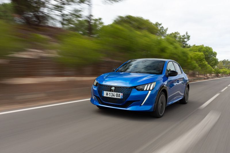 Der fünftürige Kleinwagen ist 4,06 Meter lang, 1,96 Meter breit (mit Außenspiegeln) und 1,43 Meter hoch gebaut. (Peugeot)