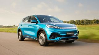 Wie eine CAR-Studie zeigt, gibt es wieder mehr Rabatte für Autos mit Verbrennungsmotor in Deutschland. Vergleichbare Stromer genießen das nicht, heißt es. Und staatliche Förderungen würden vor allem asiatische Importeure von E-Autos, wie etwa BYD (Bild) begünstigen. (Bild: BYD)