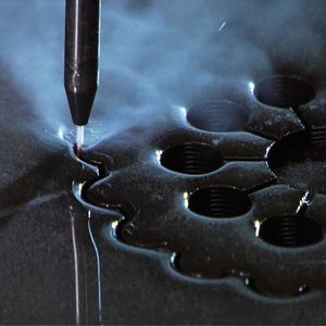 Der Trend, Faserverbundwerkstoffe in vielen Branchen immer öfter einzusetzen, verlangt nach effektiven Bearbeitungsmethoden, wie etwa dem Wasserstrahlschneiden.