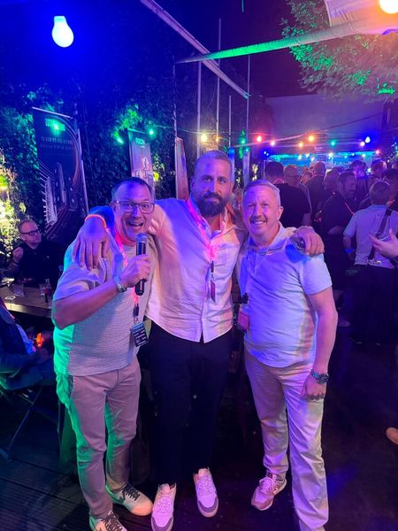 Stefan Knerrich (l., APC) präsentiert zusammen mit Nils Stallmach (Seasonic) den neuen DC Club Vorsitzenden Oktay Cayiroglu (Norton). (Bild: Vogel IT-Medien)
