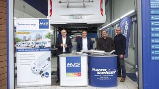 Heinz (2. v. r.) und Timo Geiger (r.) vom Autohaus Geiger fungieren künftig als HJS-Kompetenzparter. Anlässlich des Einbaus des ersten SCR-Systems waren mit von der Partie Axel Middendorf von HJS (l.) und Thorsten Treiber von der Kfz-Innung Stuttgart (2. v. l.). (Bild: Dominsky/»kfz-betrieb«)