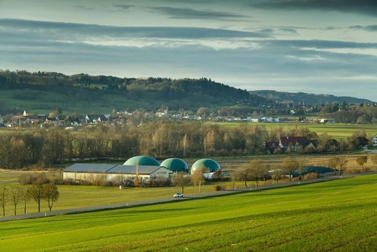 Gracias a la colaboración con Naturenergie Rotachtal, Vetter recibe biometano a través de una tubería directa para su planta de producción de Mariatal.(Imagen: Energía natural del valle del Rotach)