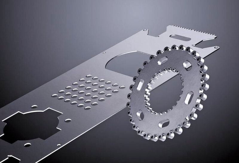 Mit einem Laserstrahl schneidet man beinahe jede Kontur, mag sie auch noch so komplex sein. Seine Stärke liegt in der nahezu verzugsfreien Bearbeitung unterschiedlichster Materialarten und Materialdicken. Selbst folienbeschichtete Bleche sind kein Problem. (Bild: Trumpf)
