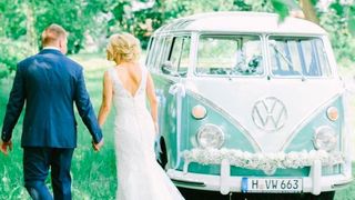 Idealer „Mannschaftswagen“ für die Hochzeit: ein T1 Bus von Volkswagen, alias „Bulli“. (VWN)