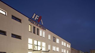 Der Automobilzulieferer IFA hat nach elf Monaten Bauzeit ein neues Werk für die Produktion von Seitenwellen im polnischen Ujazd eröffnet.  (IFA Rotorion)