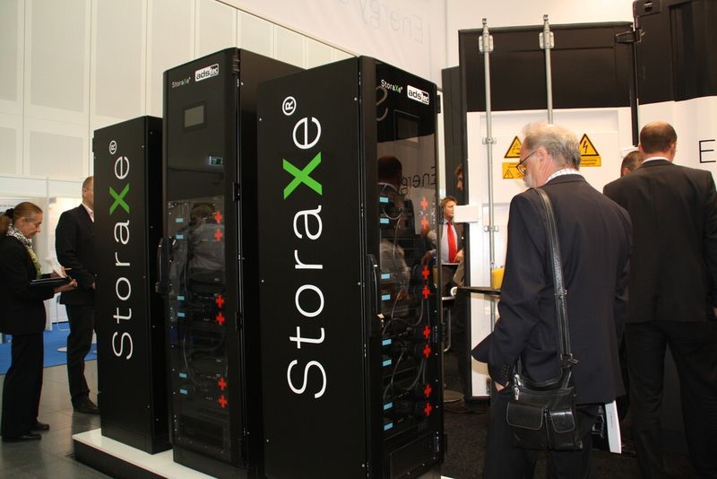 Das Unternehmen Ads Tec stellt auf der World of Energy Solutions IT-gemanagte Lithium-Ionen-Batteriesysteme für Small and Home-Anwendung vor, etwa für die Speicherung von Solarstrom. (Bild: Zwettler, konstruktionspraxis)