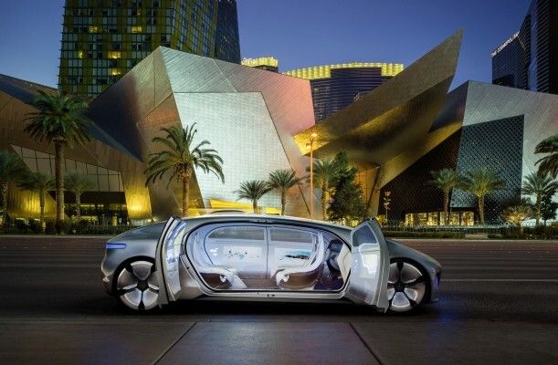 Mercedes-Benz F 015 - Luxury in Motion: Für den bequemen Aus- oder Einstieg drehen sich die Sitze elektrisch angetrieben um jeweils 30 Grad nach außen, sobald die Türen geöffnet werden. (Mercedes-Benz)