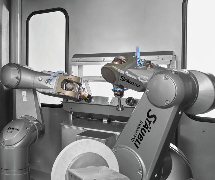 Deux robots STÄUBLI TX2-90 HE travaillant main dans la main pour plus de flexibilité et de productivité. (Source : Precitrame Machines SA)