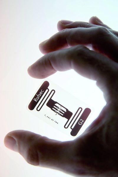 Kennzeichnungssysteme müssen unterschiedliche Materialien mit verschiedenen Codes markieren. Hier im Bild ist eine RFID-Kennzeichnung zu sehen.  (Bild: Bluhm Systeme)