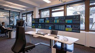 Vom nagelneuen Duisbuger Remote Operations Center aus können Schiffe auf Binnenwasserstraßen von Land aus navigiert werden. (Bild: Seafar)