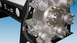 Fünf ROBA-diskstop Sicherheitsbremsen bringen bei der Bühnenwinde das geforderte Bremsmoment, eine sechste redundante Bremse sorgt für die nötige Sicherheit. Die Bremsmomenterhöhung bei Notbremsung beträgt nur 20 Prozent. Bilder: Chr. Mayr (Archiv: Vogel Business Media)