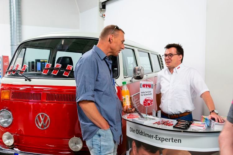Alexander Schechinger (re.), der neue Classic-Referent der GTÜ, klärte Interessierte über das umfangreiche Oldtimer-Spektrum der Stuttgarter Überwachungsorganisation auf. (Stefan Bausewein)