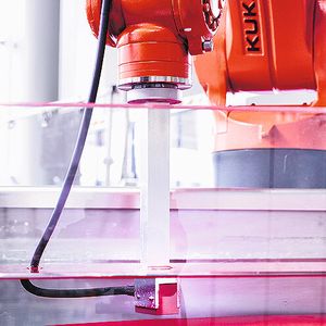 Mit dem Sensor-Prüfkopf werden Ultraschallwellen erzeugt, die das Material durchdringen.
