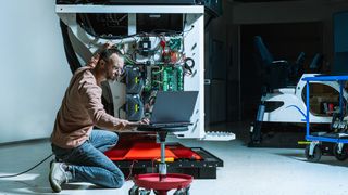 Virtuelle Modelle ermöglichen es heute, mechanische, elektrische und softwareseitige Funktionen bereits in frühen Phasen realitätsnah zu testen, zu kombinieren und automatisiert zu validieren. (Bild: Gofore)